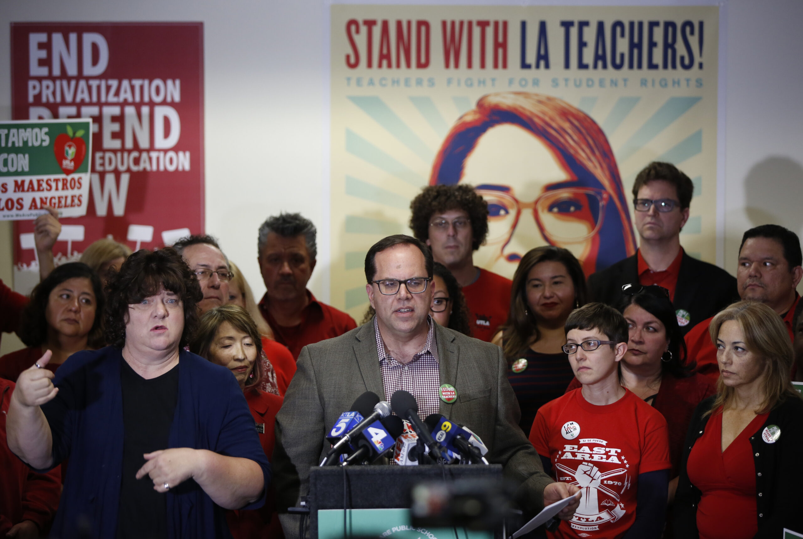 Estimated 30,000 Los Angeles teachers go on strike