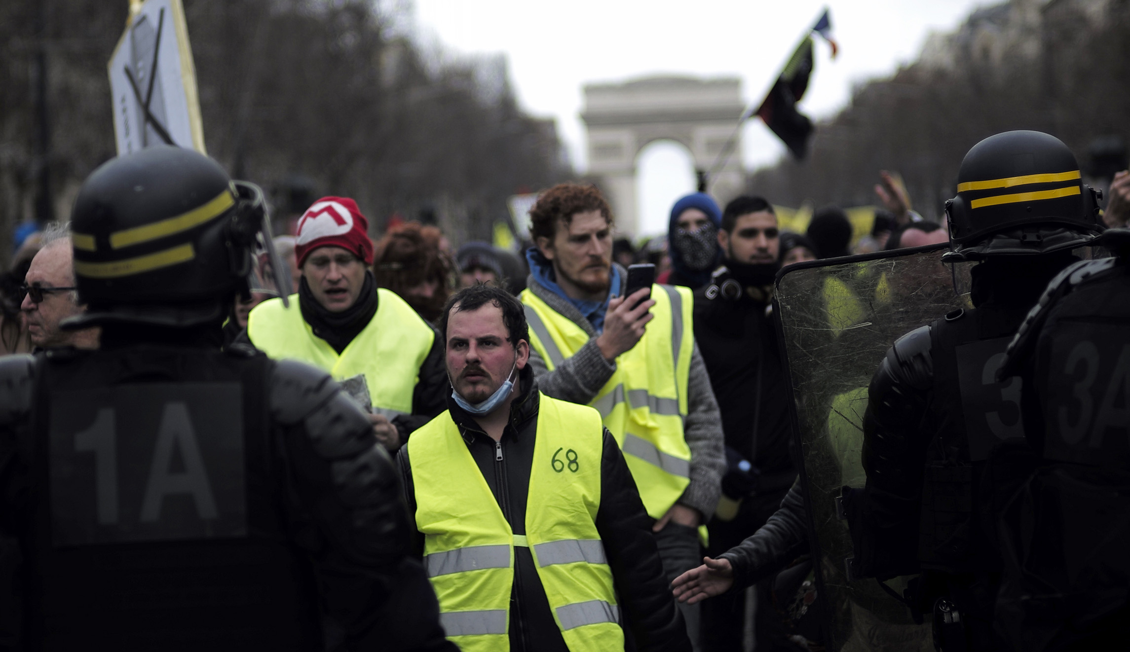 French yellow vest anti-government protests turn violent in Paris