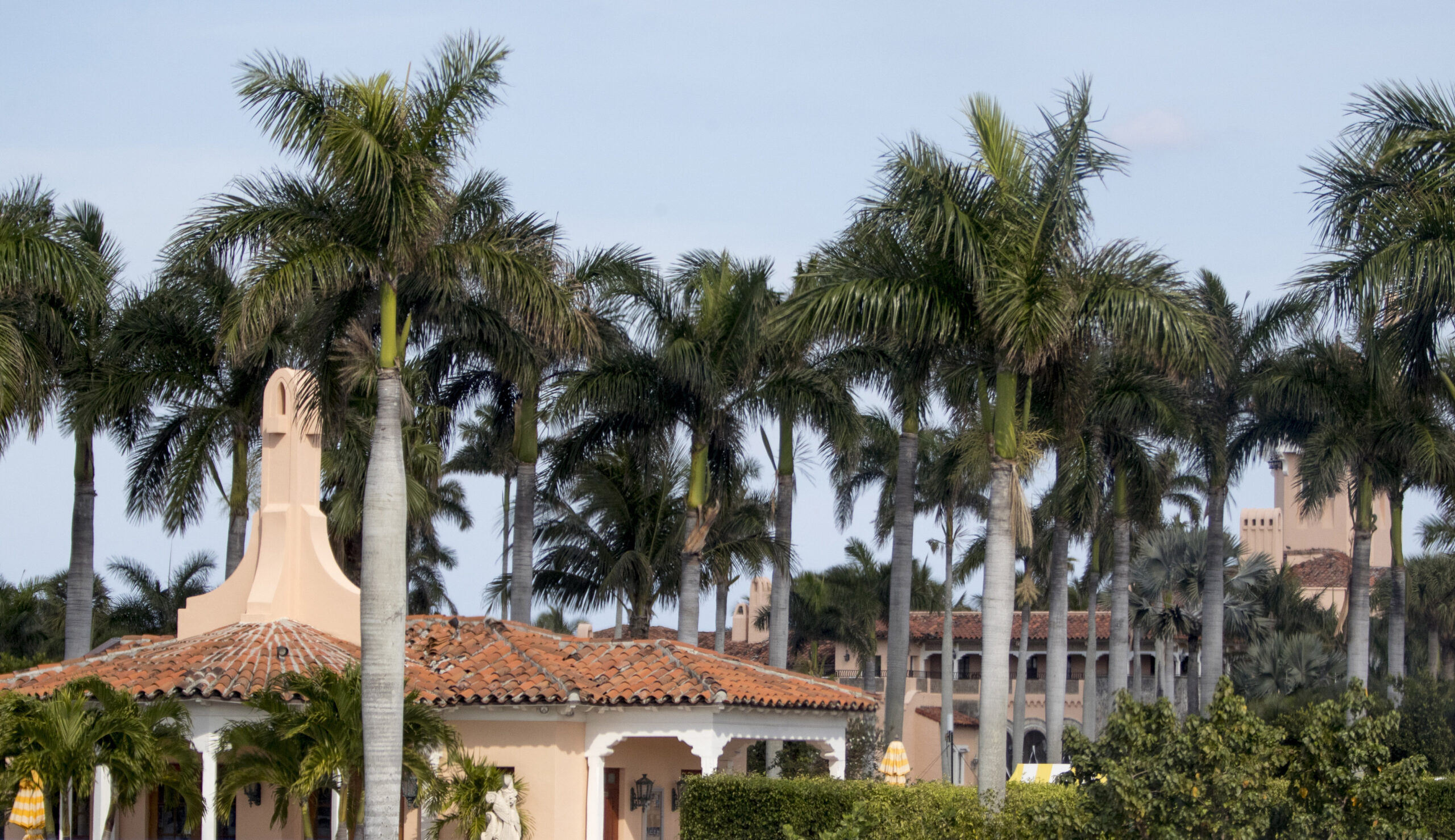 Some random Mar-a-Lago pastry chef appears to be a conspiracy theorist, and the Daily Beast is on it