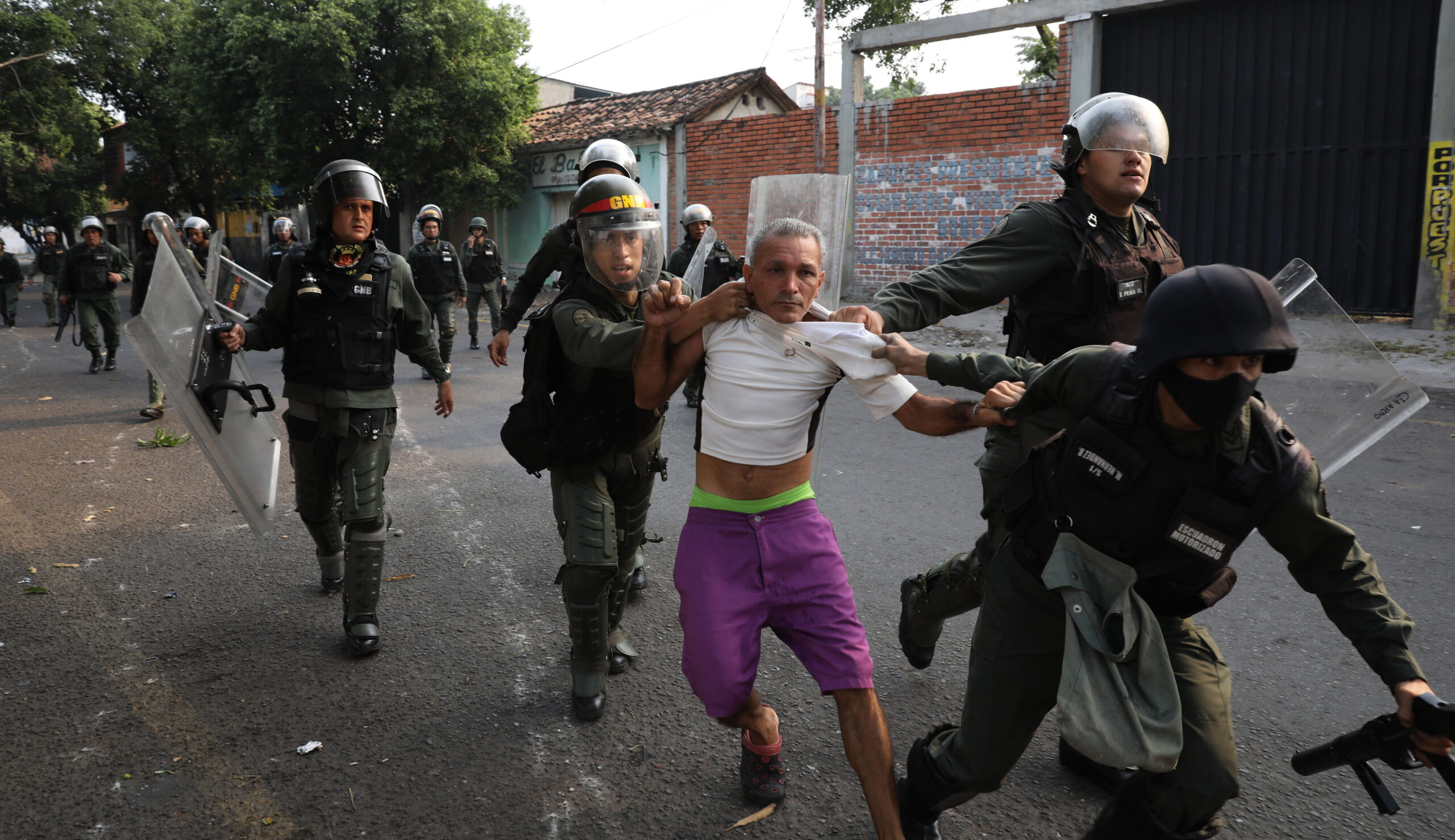 Seize the assets of the Venezuelan generals at the border