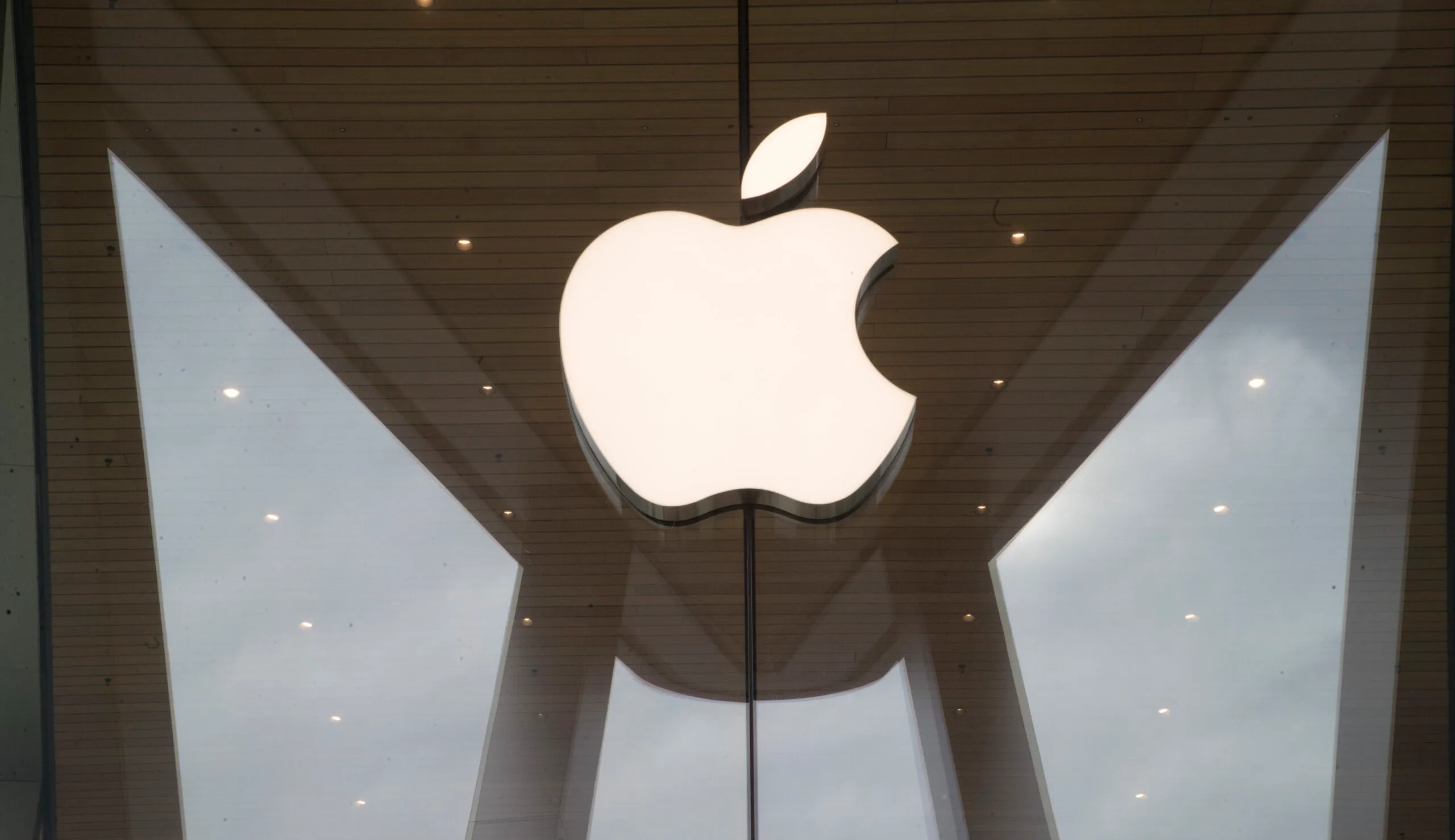 New York man sues Apple for $1B claiming face recognition technology led to wrongful arrest