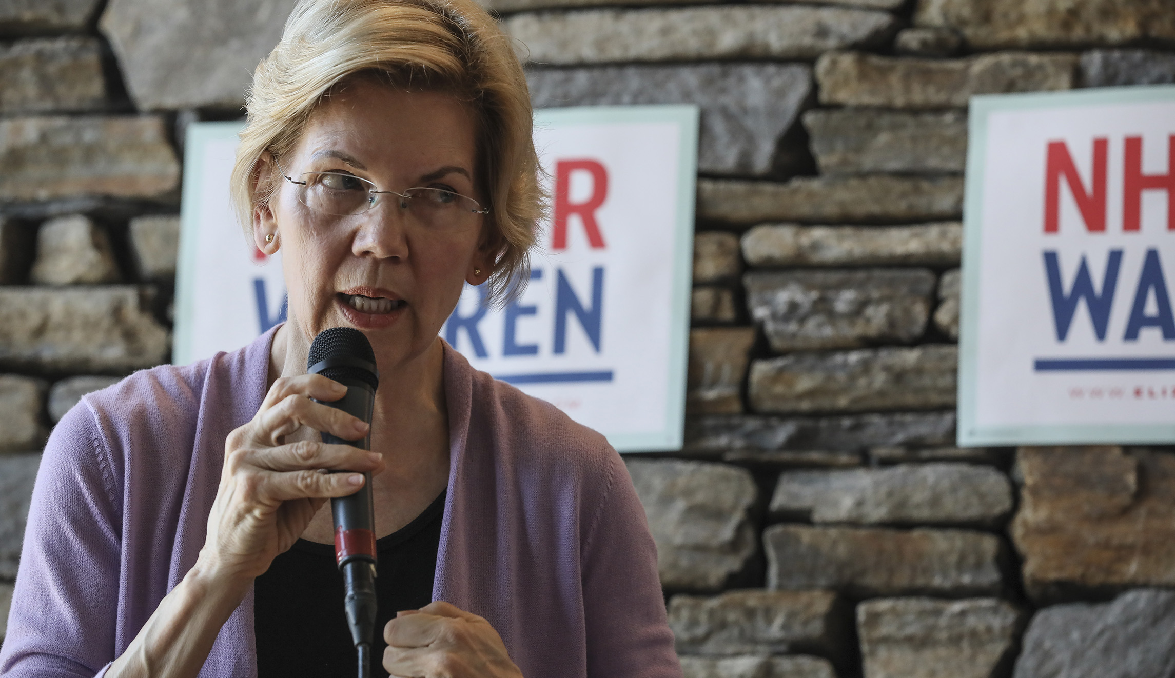 Elizabeth Warren calls for Trump impeachment on campaign trail