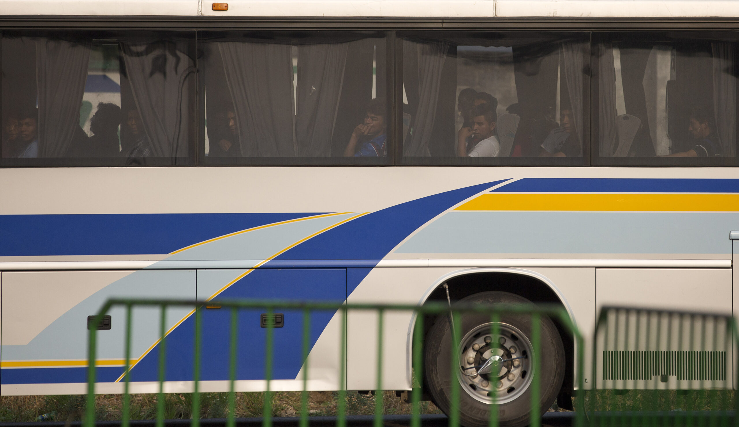 Texas Gov. Abbott sends buses of migrants to third Democratic-run city: Chicago