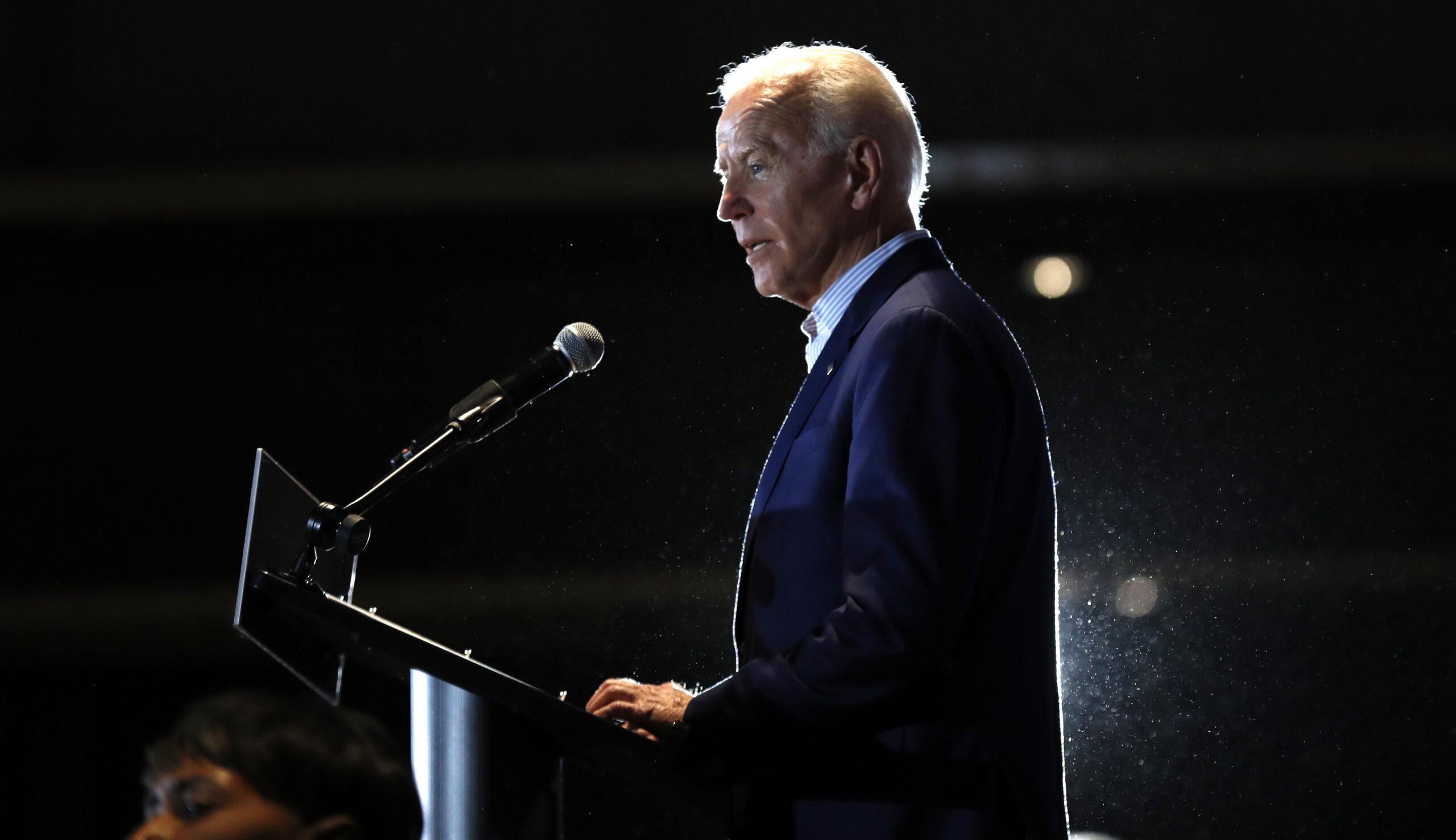 Biden offers himself as heir to Obama