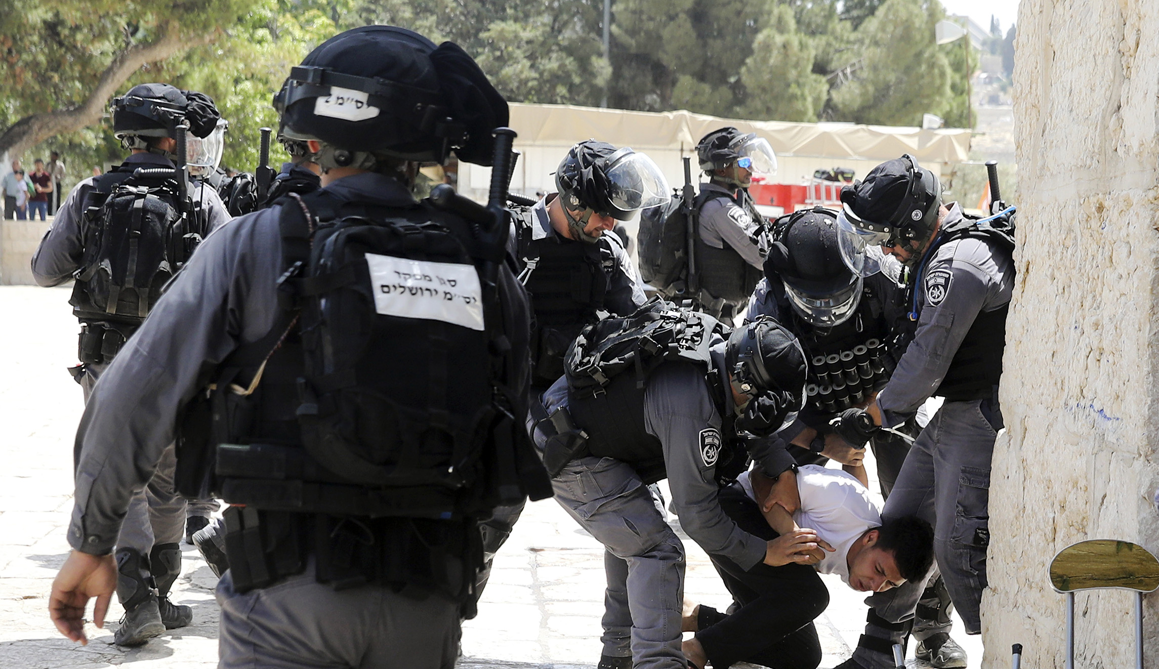 Muslims riot as Jews celebrate Jerusalem Day on Temple Mount