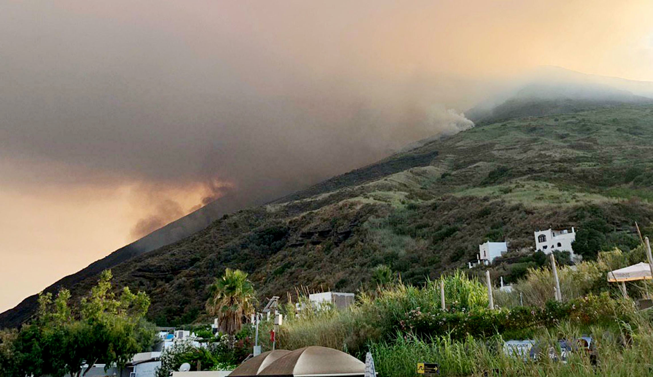 Italian volcano eruption kills one and sending tourists fleeing