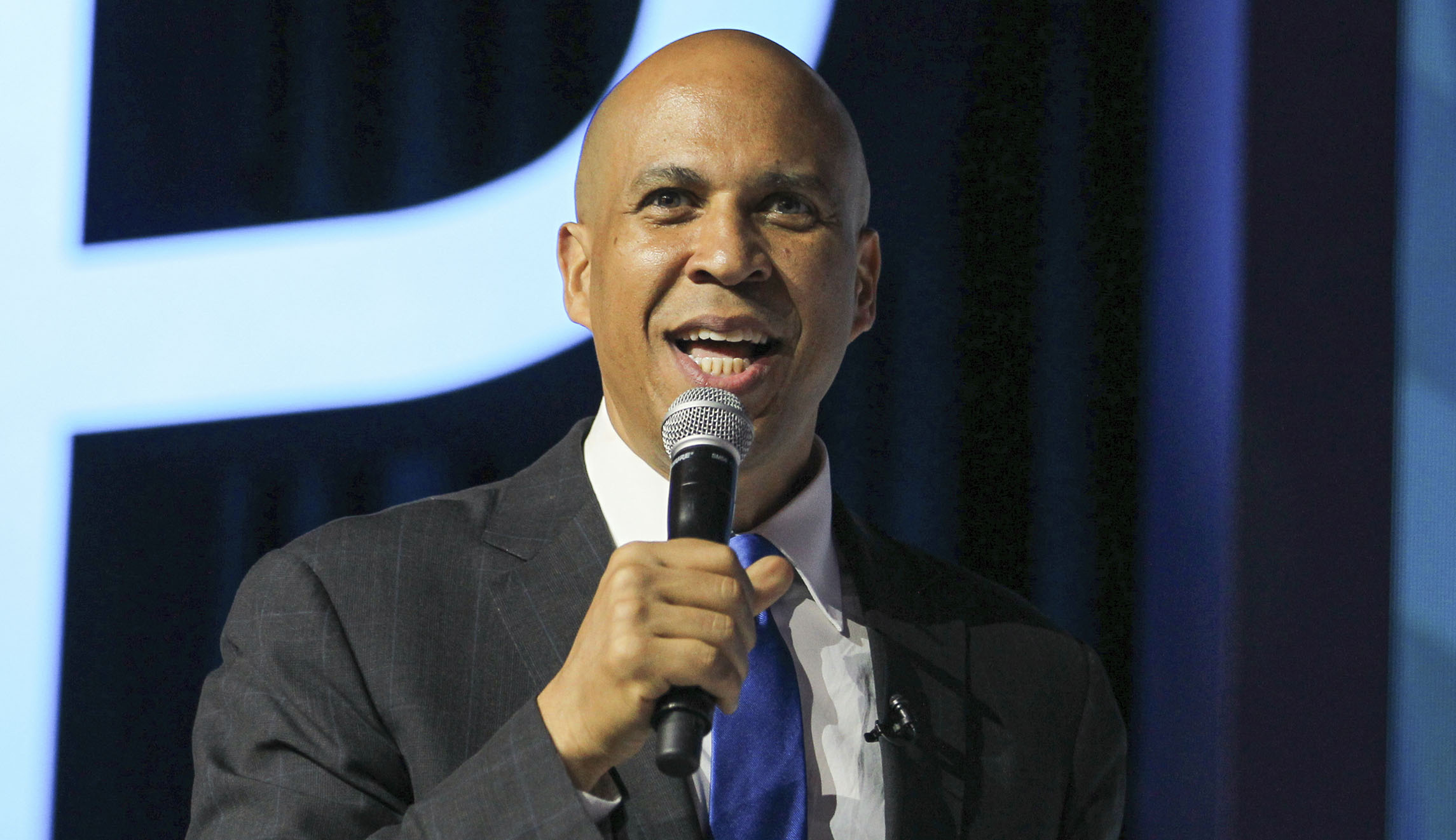 Booker promises to rename the New York Giants to the New Jersey Giants if elected
