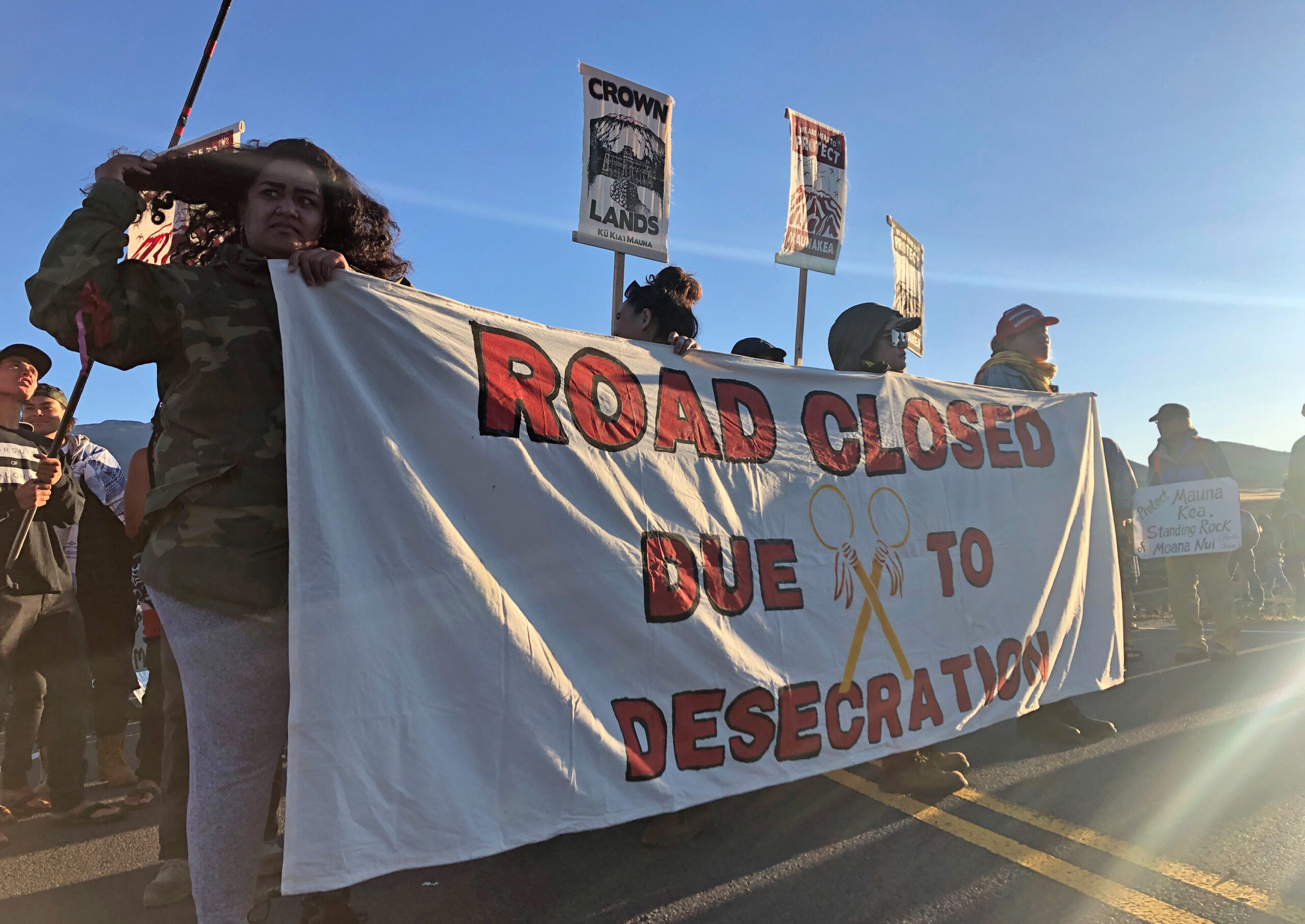 Telescope foes tie together, block road to Hawaii summit