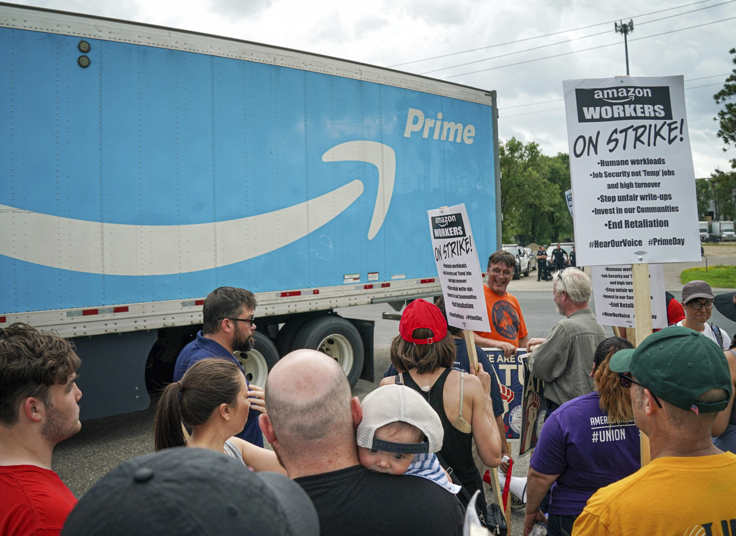 Sens. Warren and Sanders praise Amazon Prime Day strikers