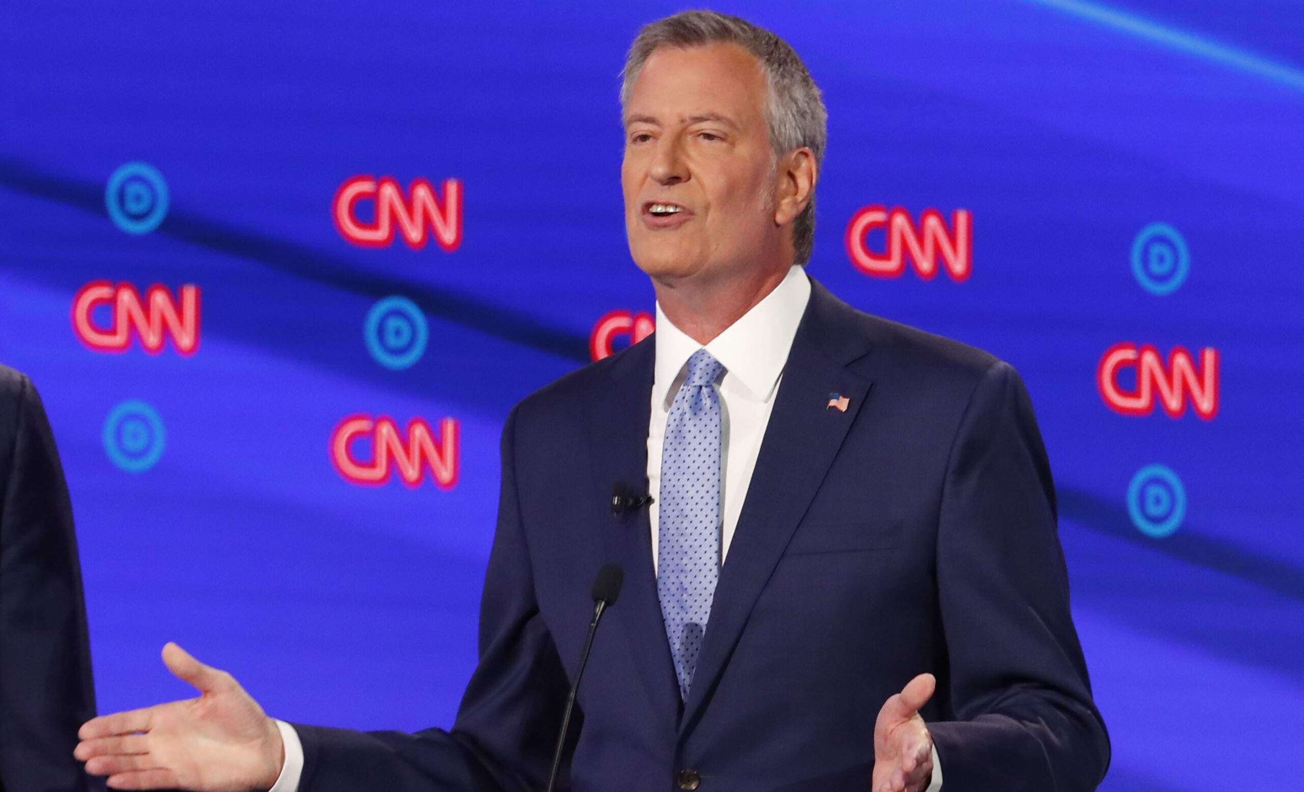 Bill de Blasio angers airline passengers so he can rush to The View