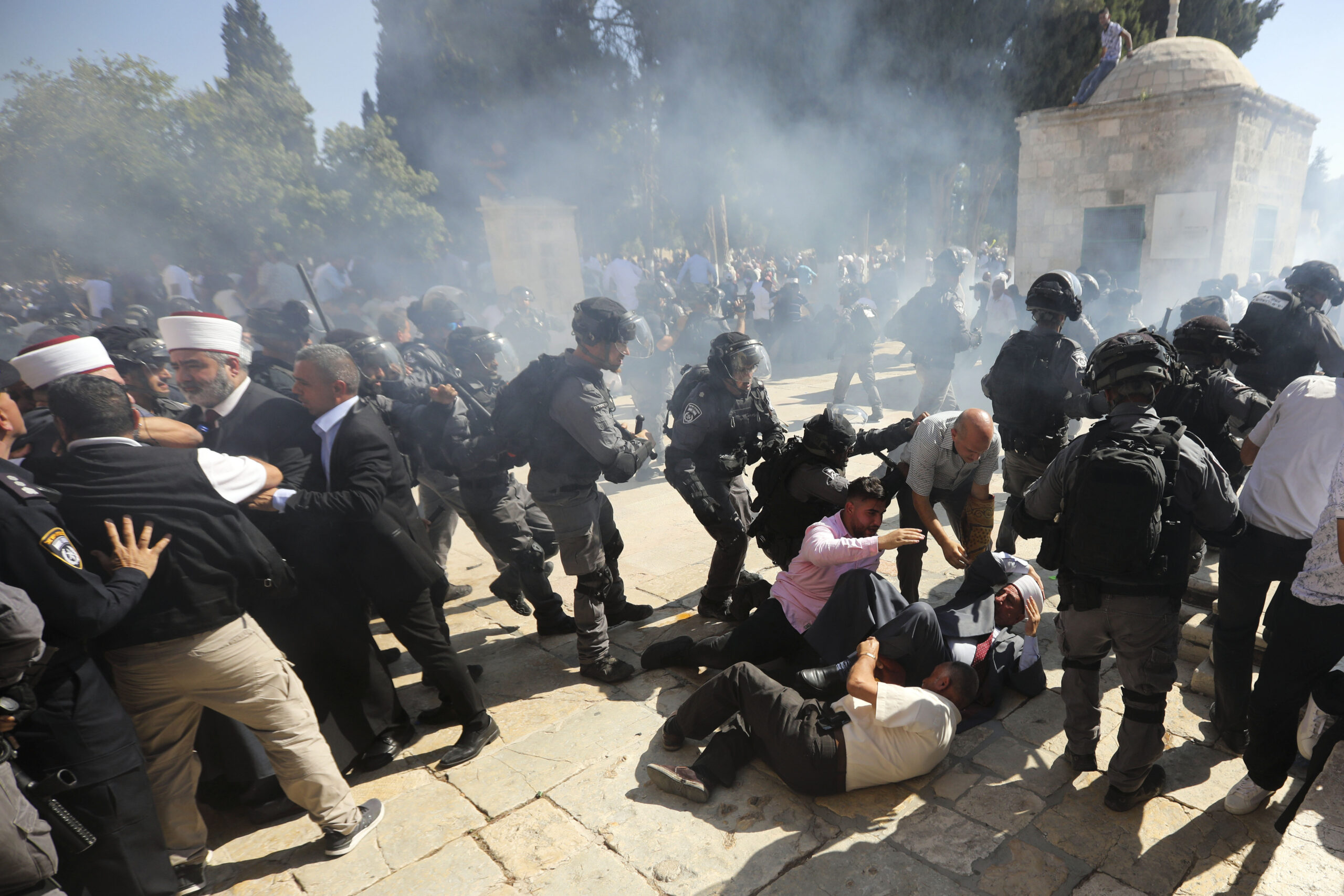 14 injured after Muslim worshipers, Israeli police clash at Jerusalem holy site