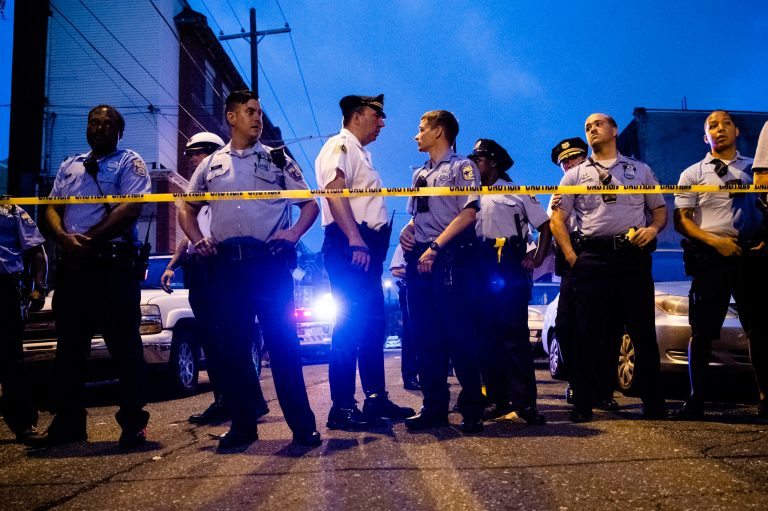 Bystanders reportedly taunt Philly cops amid live shooting