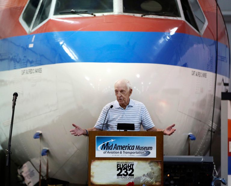 Pilot who saved 184 people during 1989 crash landing dies