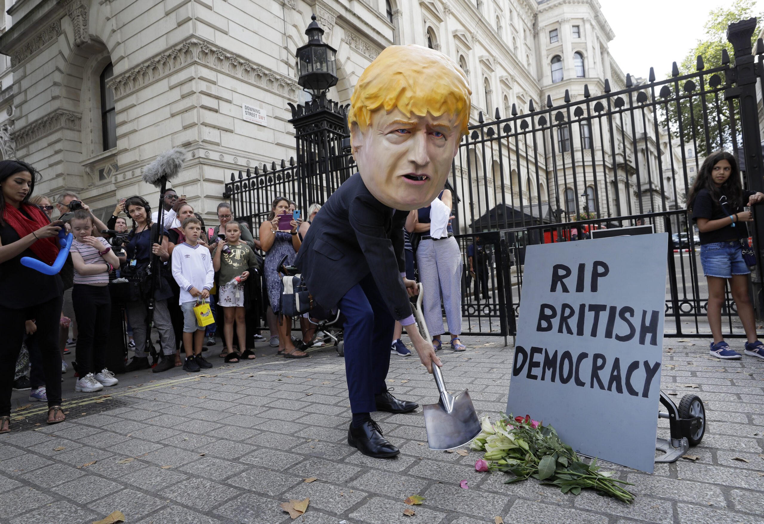 #AbolishTheMonarchy: Parliament suspension sparks backlash in UK