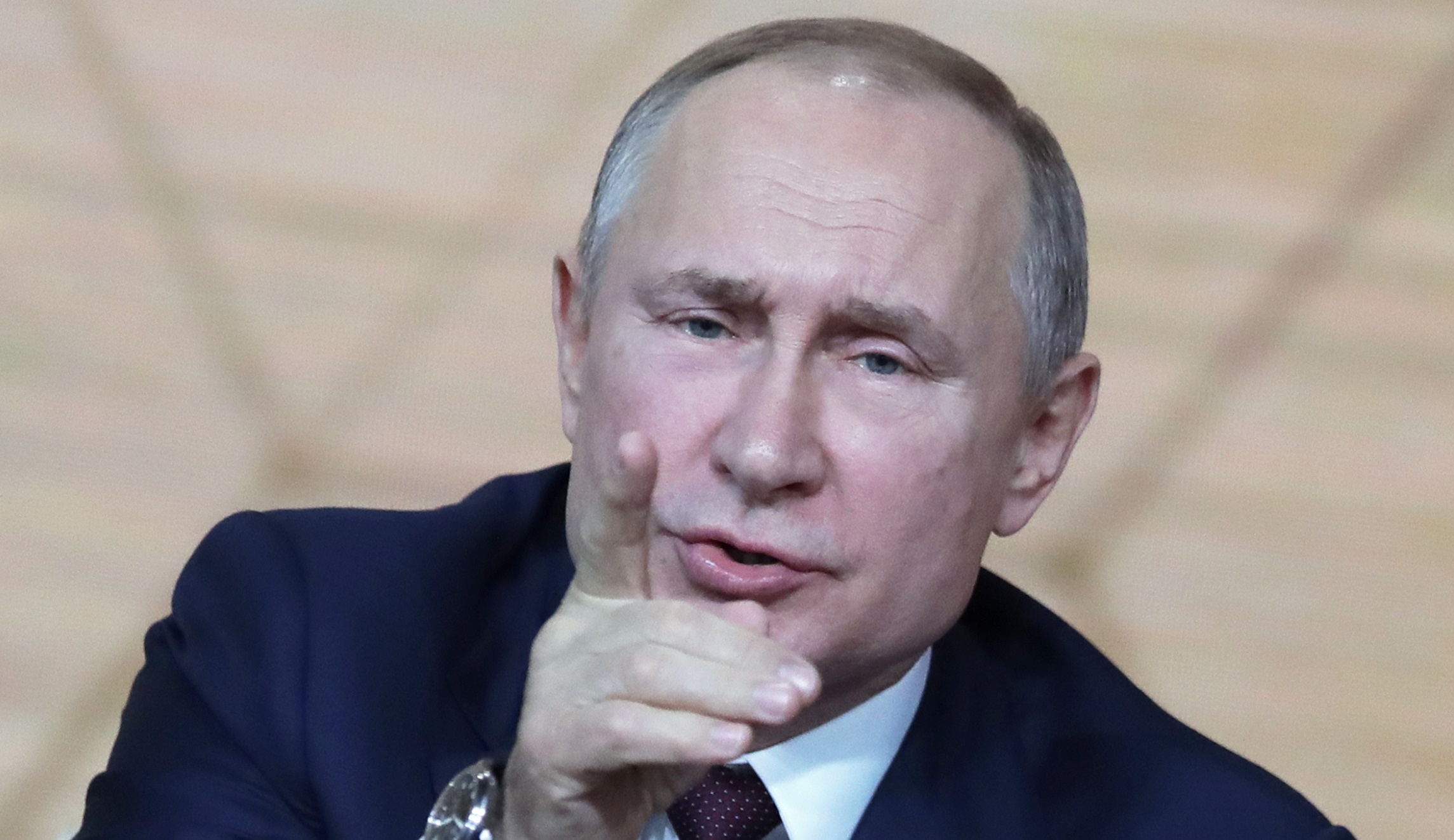 As Trump praises Putin, Putin thumbs nose