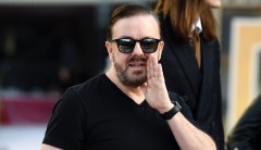 In front of Hollywood elites, Ricky Gervais jokes like Dave Chappelle