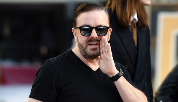 In front of Hollywood elites, Ricky Gervais jokes like Dave Chappelle