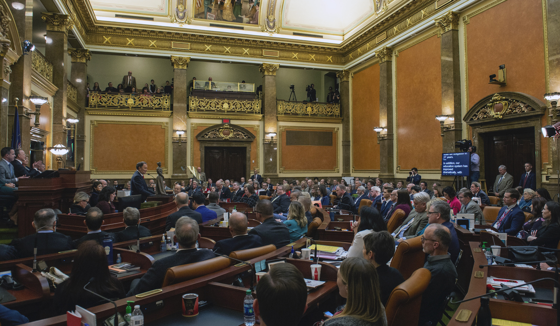 Utah Senate votes to decriminalize polygamy