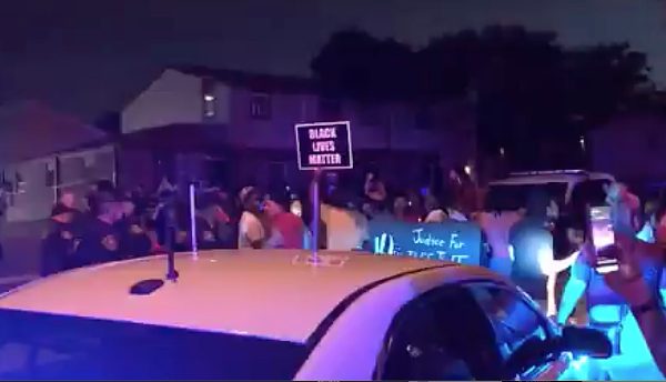 Wisconsin police shoot black man in front of his children
