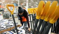 Retailers gang up on the weather to justify slow sales