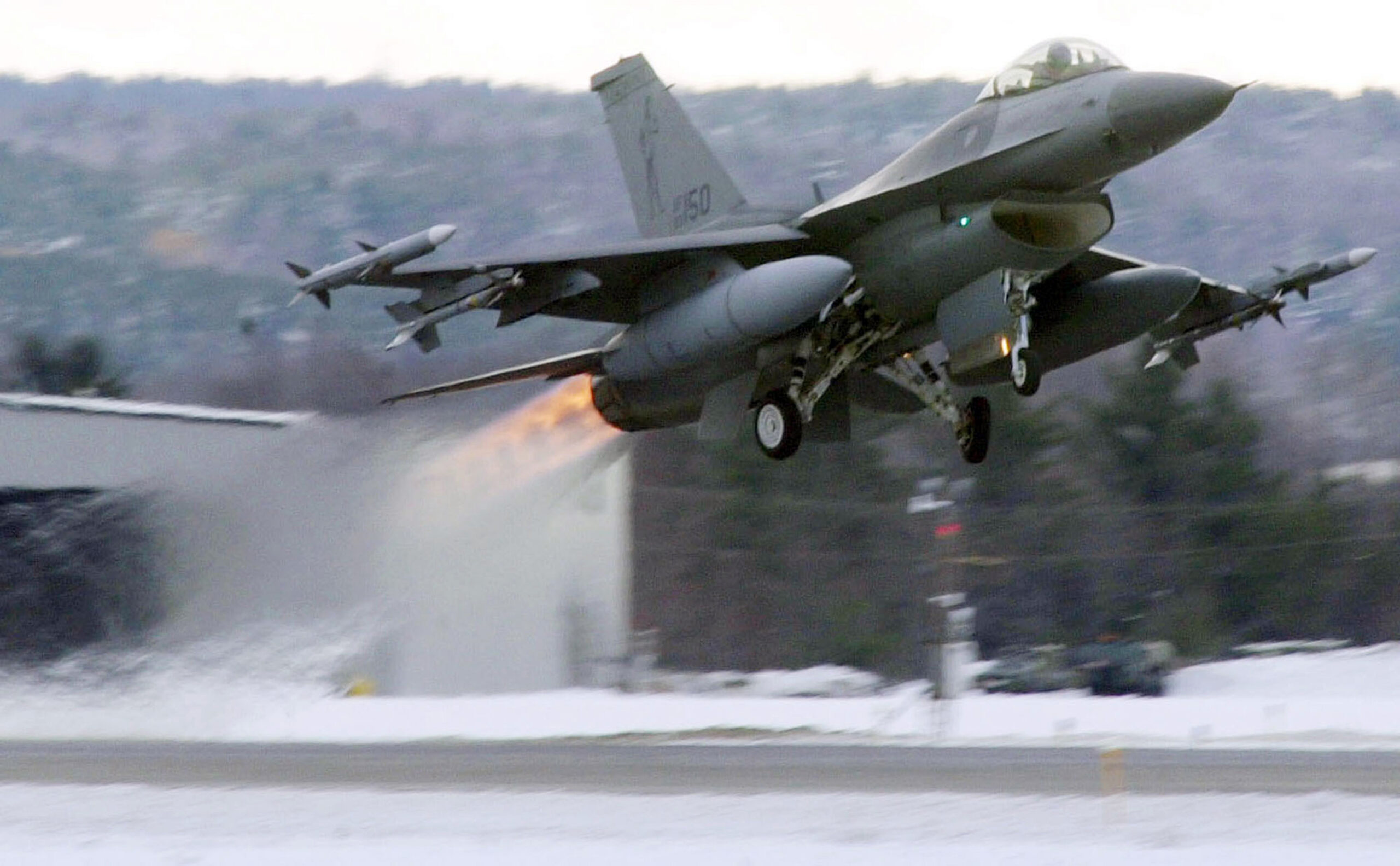 F-16 pilot safely ejects during emergency landing in Arizona
