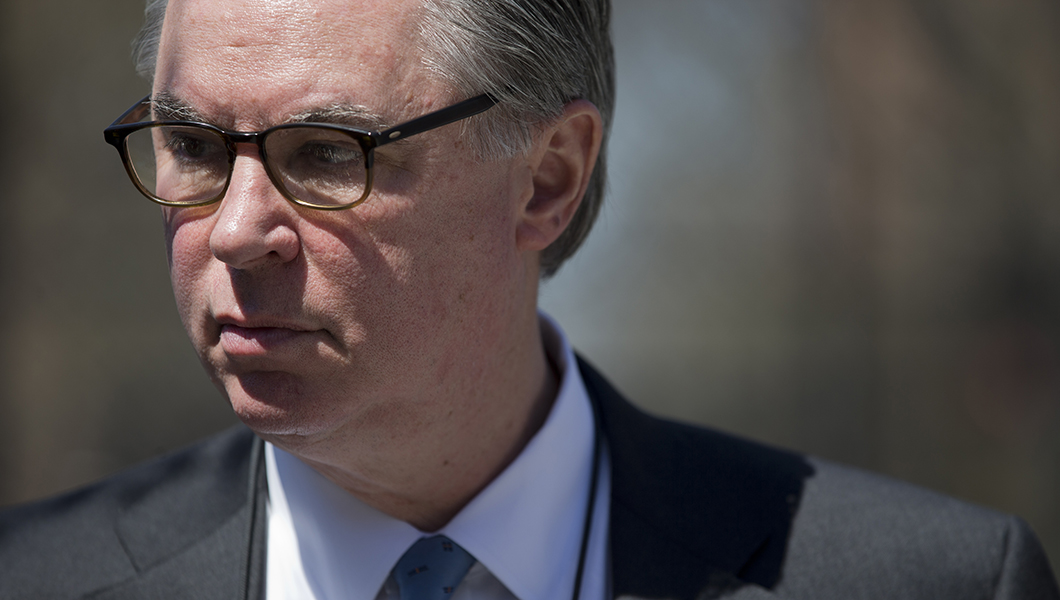 Democratic consultant Tad Devine first to take the stand in Manafort trial