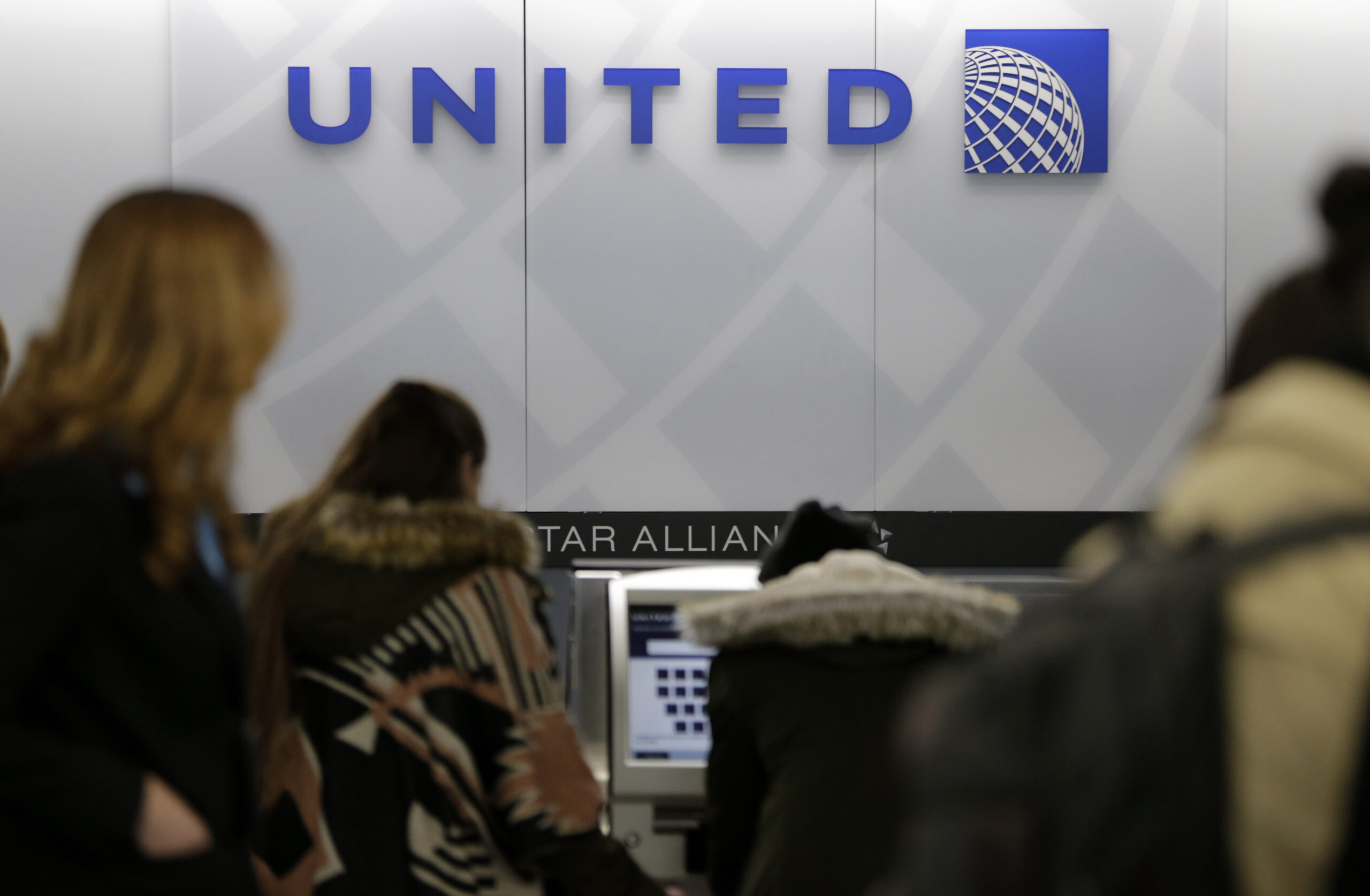 United CEO issues apology for flying private while airline canceled flights
