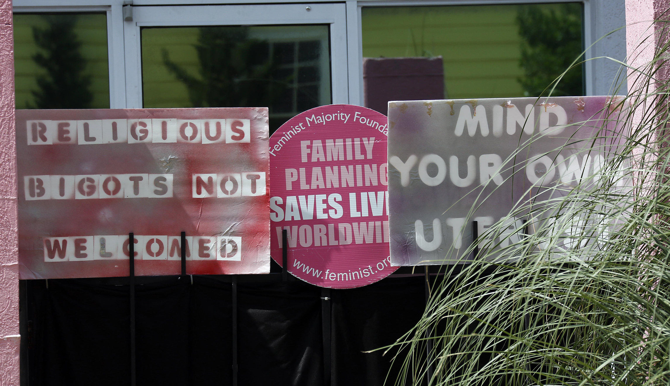 Judge strikes down Mississippi’s 15-week abortion ban