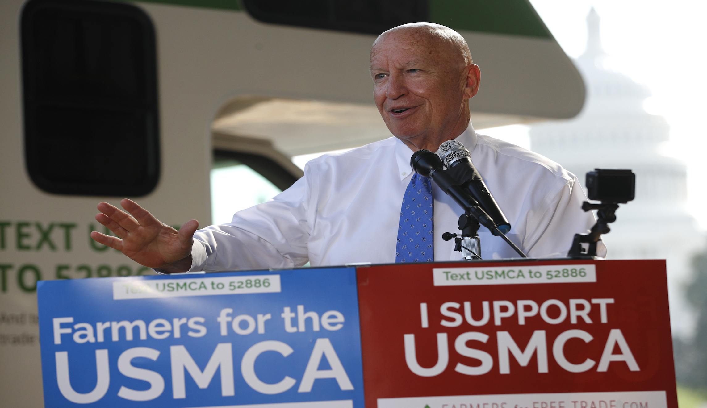 White House and Democrats close on USMCA deal