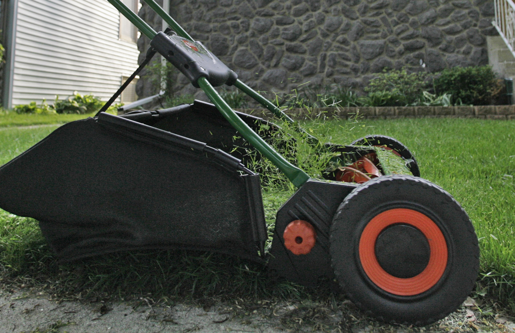 VIDEO: Man mows victims’ grass before stealing their lawnmower
