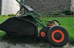 VIDEO: Man mows victims’ grass before stealing their lawnmower