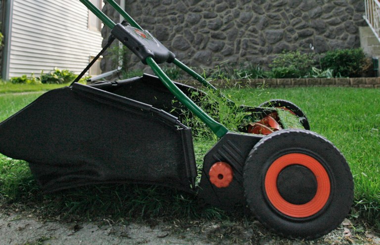 VIDEO: Man mows victims’ grass before stealing their lawnmower