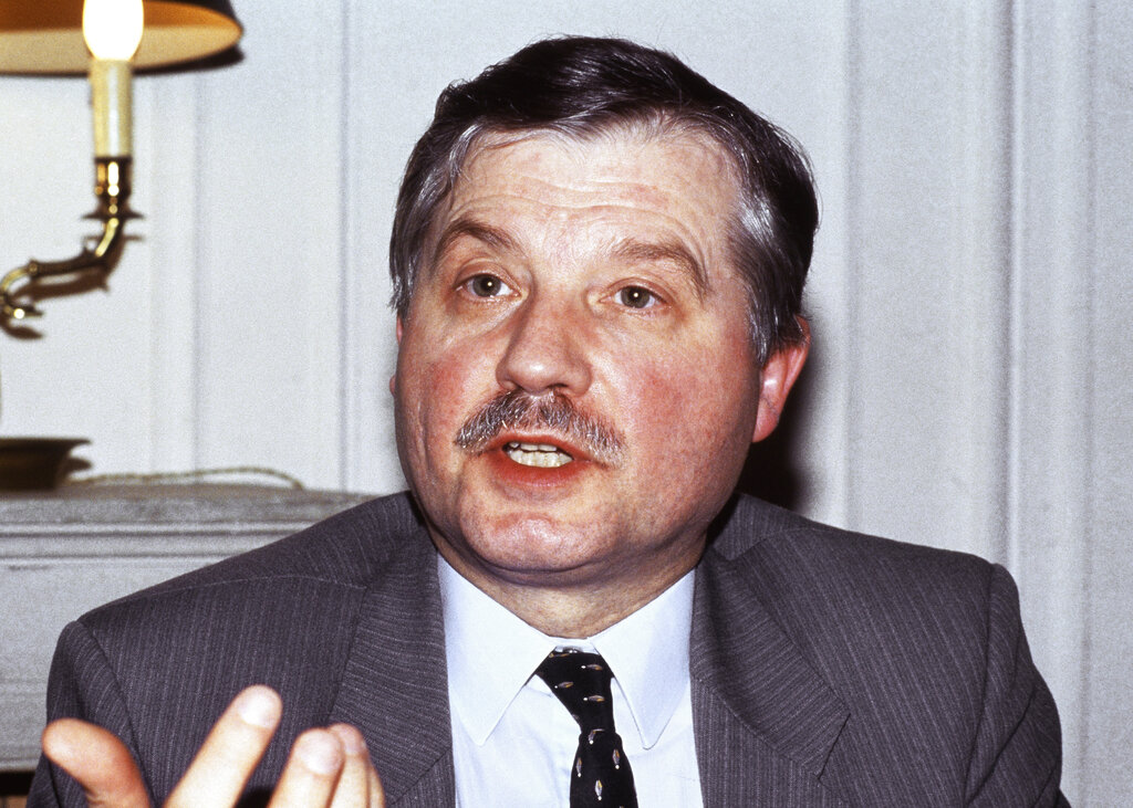 Virologist who co-discovered HIV dies at 89