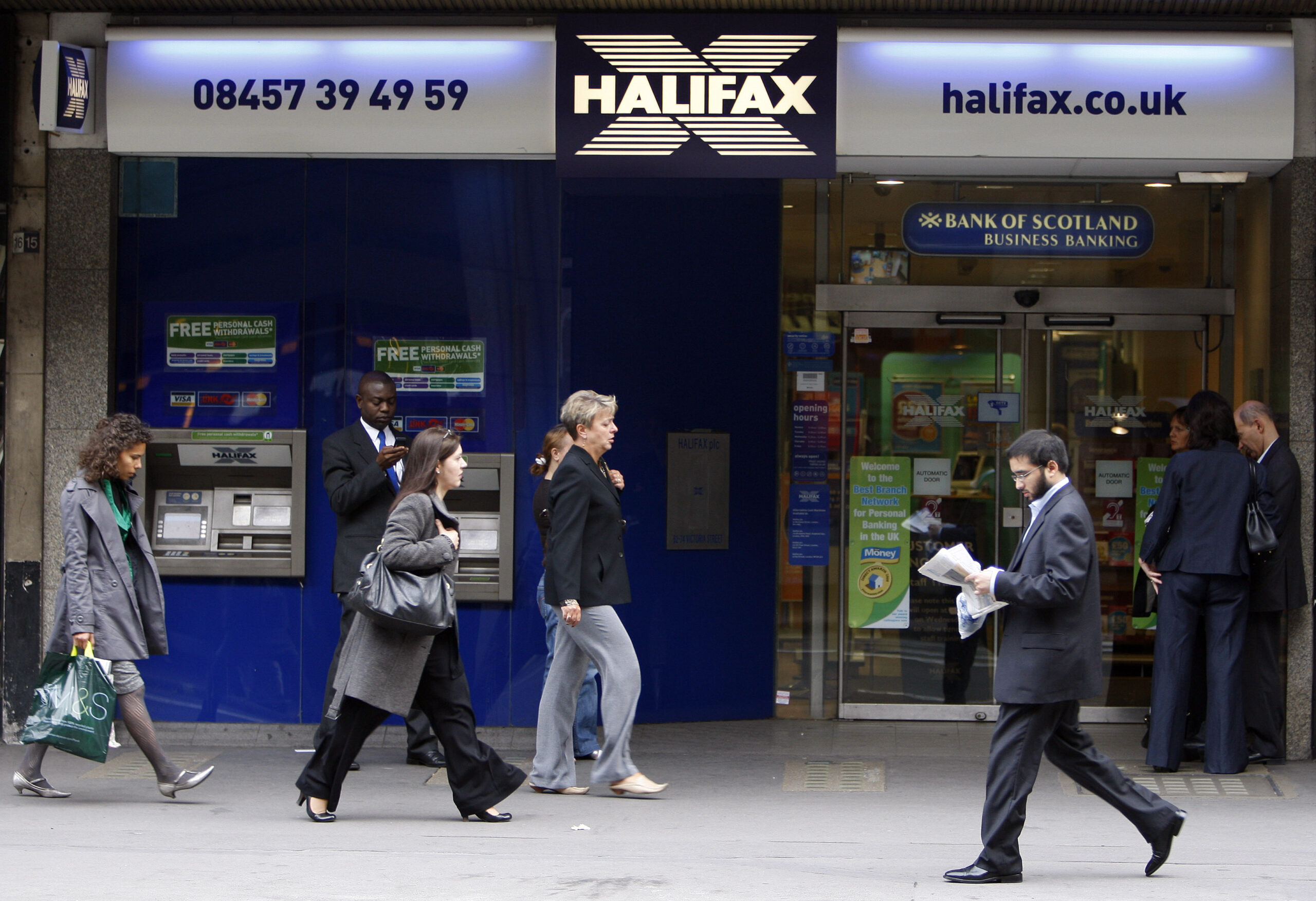 ‘Virtue signaling’: Bank sparks exodus of customers over pronoun policy