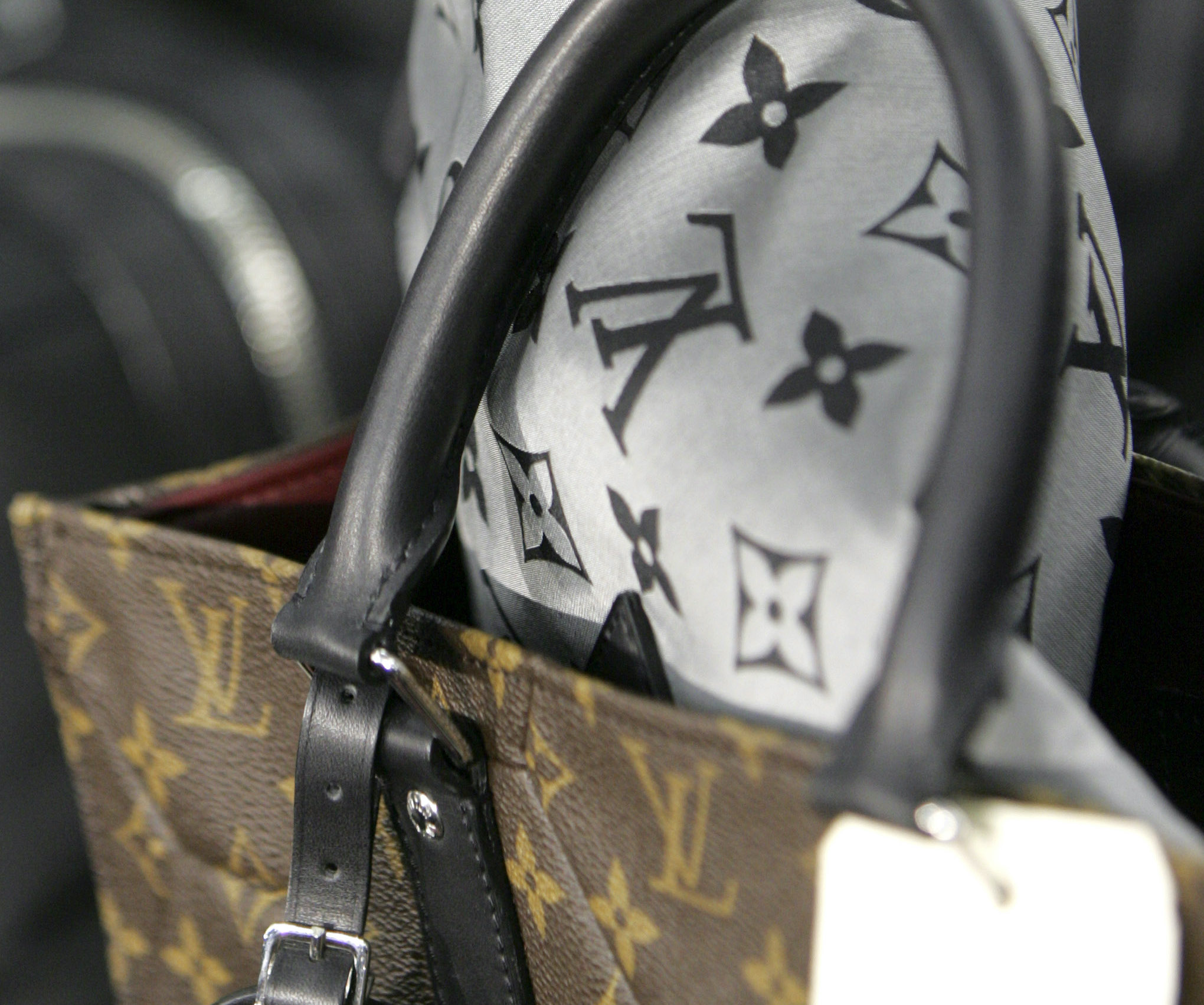 Robbers make off with over $400,000 in Louis Vuitton merchandise