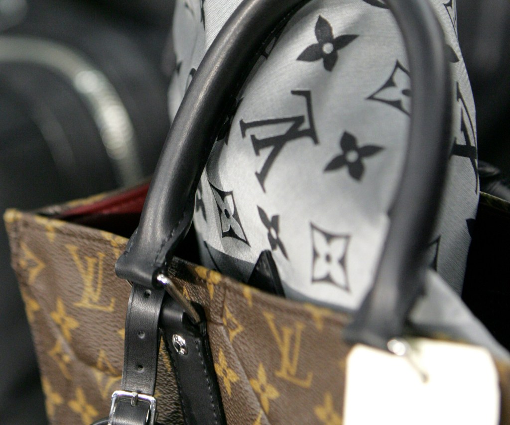 Robbers make off with over $400,000 in Louis Vuitton merchandise