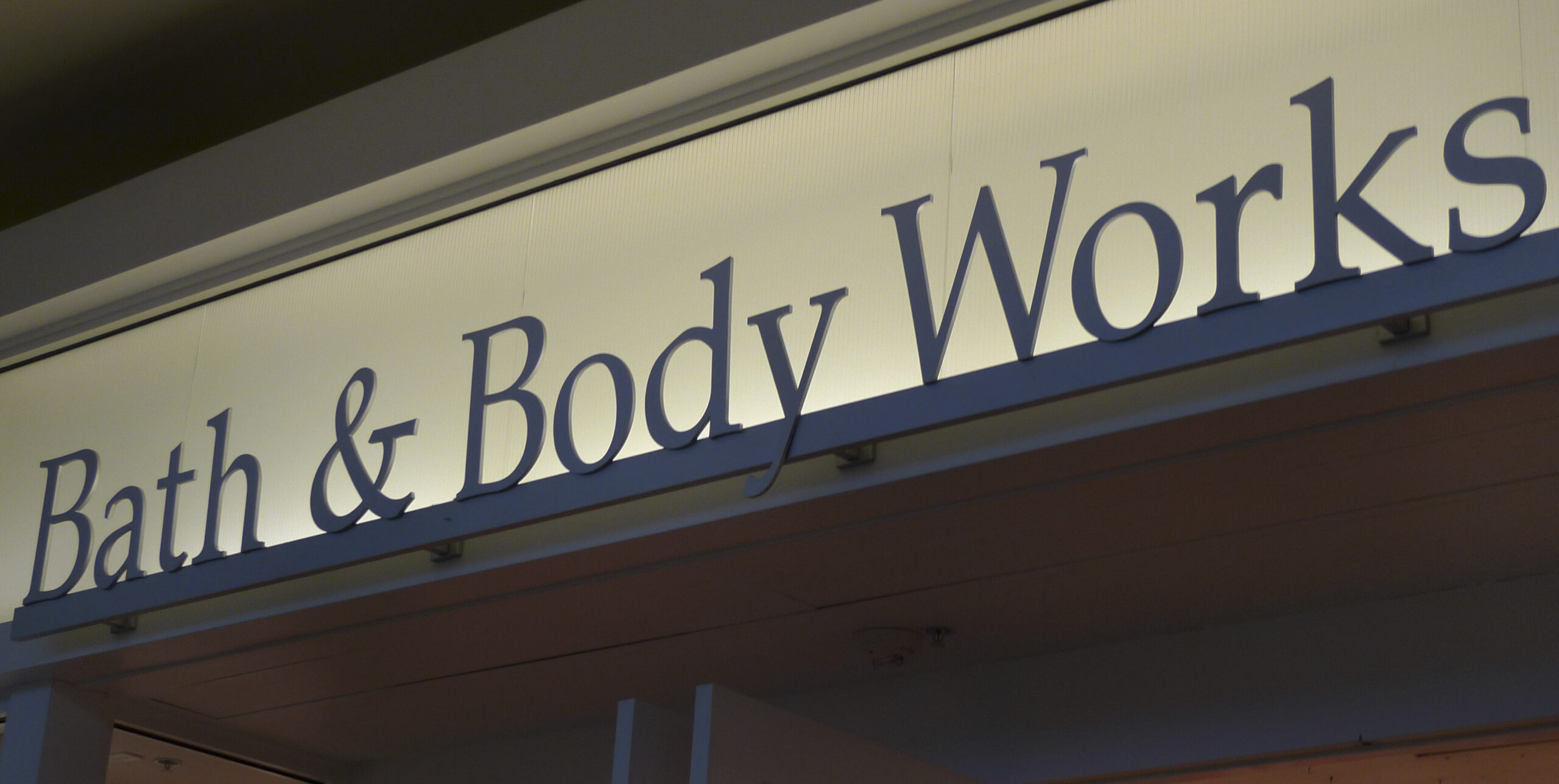 Viral video catches wild fight between customers and employees in Bath & Body Works