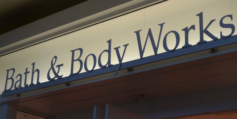 Viral video catches wild fight between customers and employees in Bath & Body Works