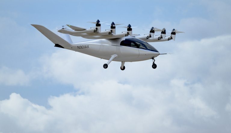 United Airlines Holdings Inc. has paid a $10 million deposit for 100 electric flying taxis, Archer Aviation announced August 10, 2022.