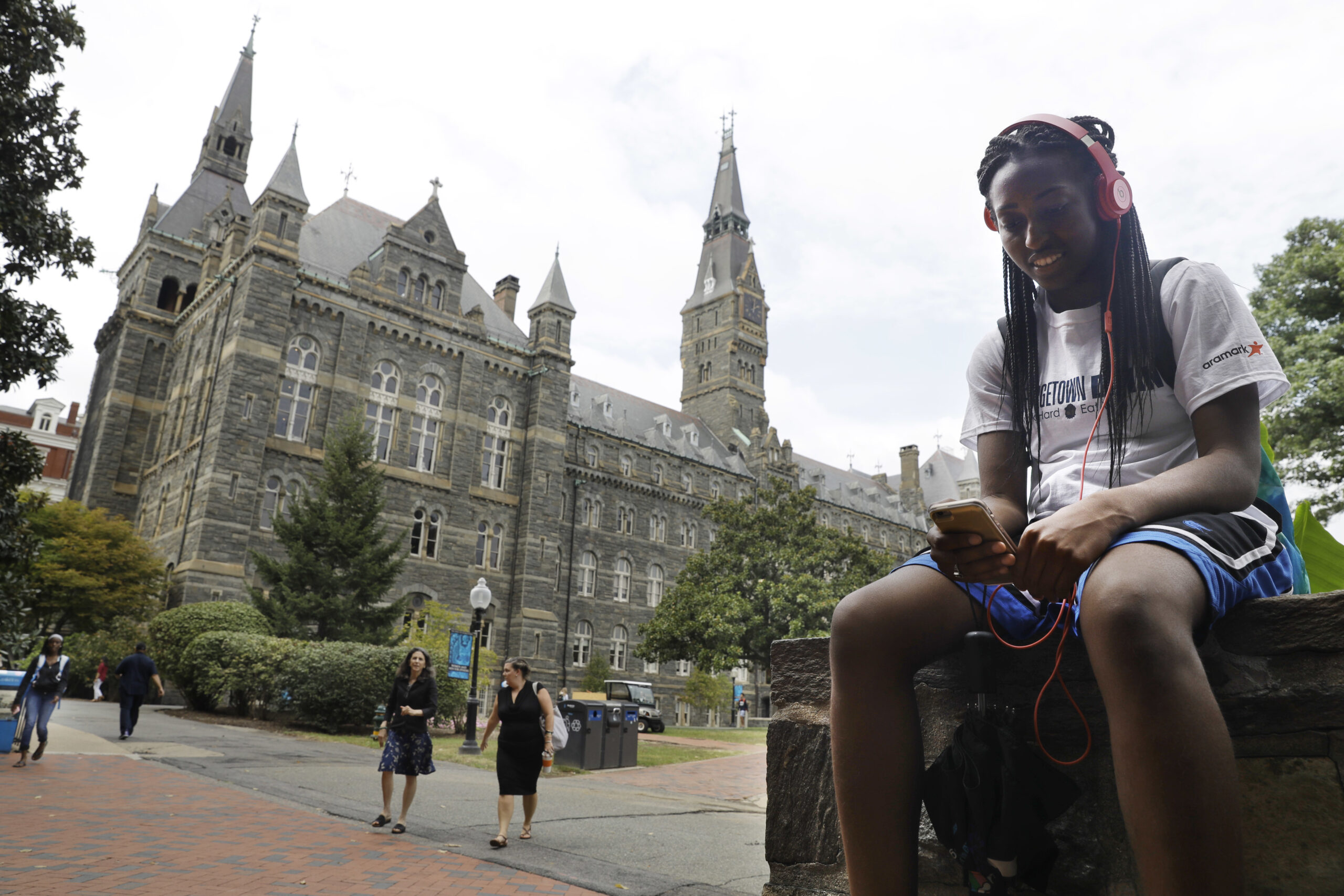Georgetown to require masks in class but not for informal gatherings this fall