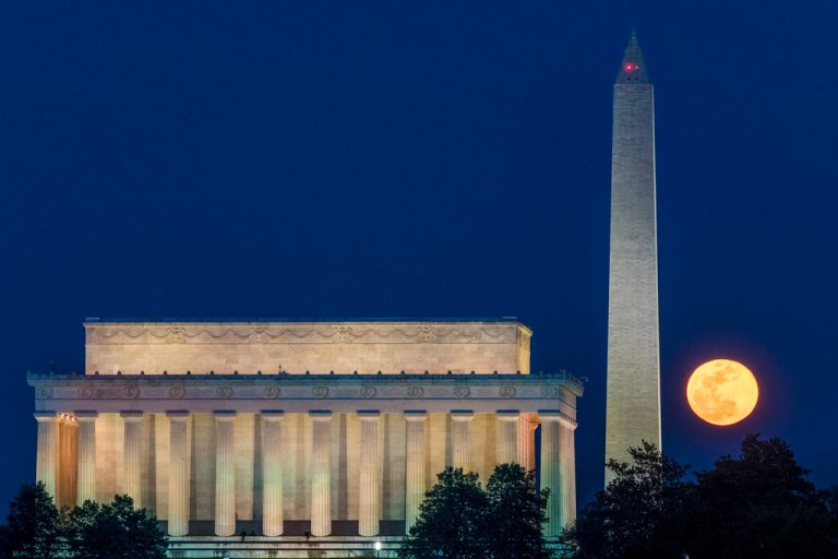 Person airlifted from Reflecting Pool after Park Police respond to shooting at Lincoln Memorial