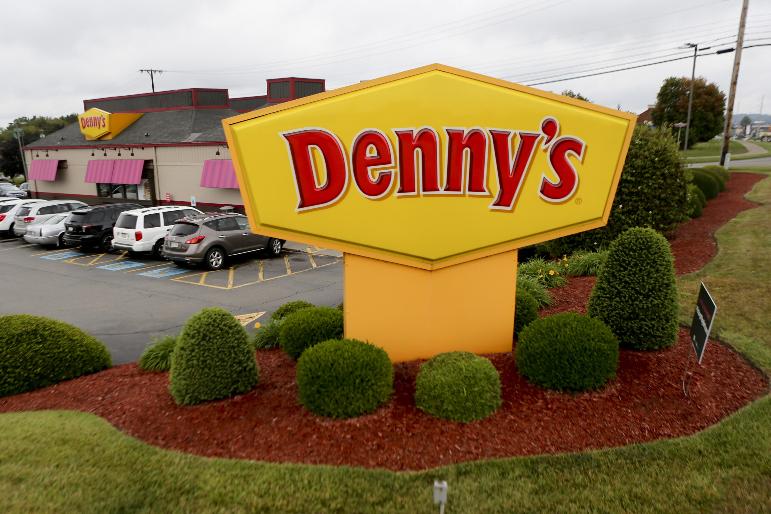 Kentucky woman killed by Denny’s sign, two others hurt
