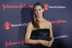 LA mayor donor Jennifer Garner and her paparazzo help homeless man: ‘He needs a shoe’
