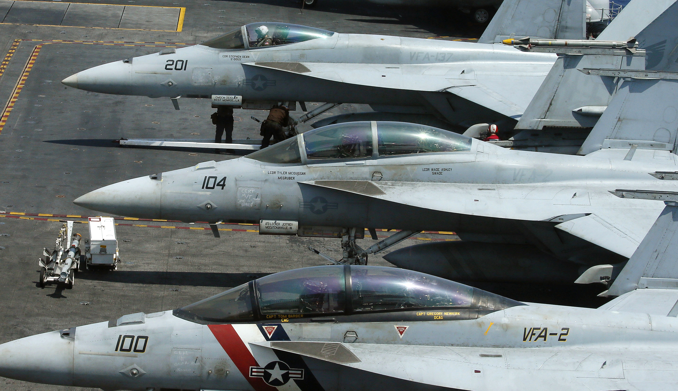 2 dead after Navy fighter jet crashes off Key West