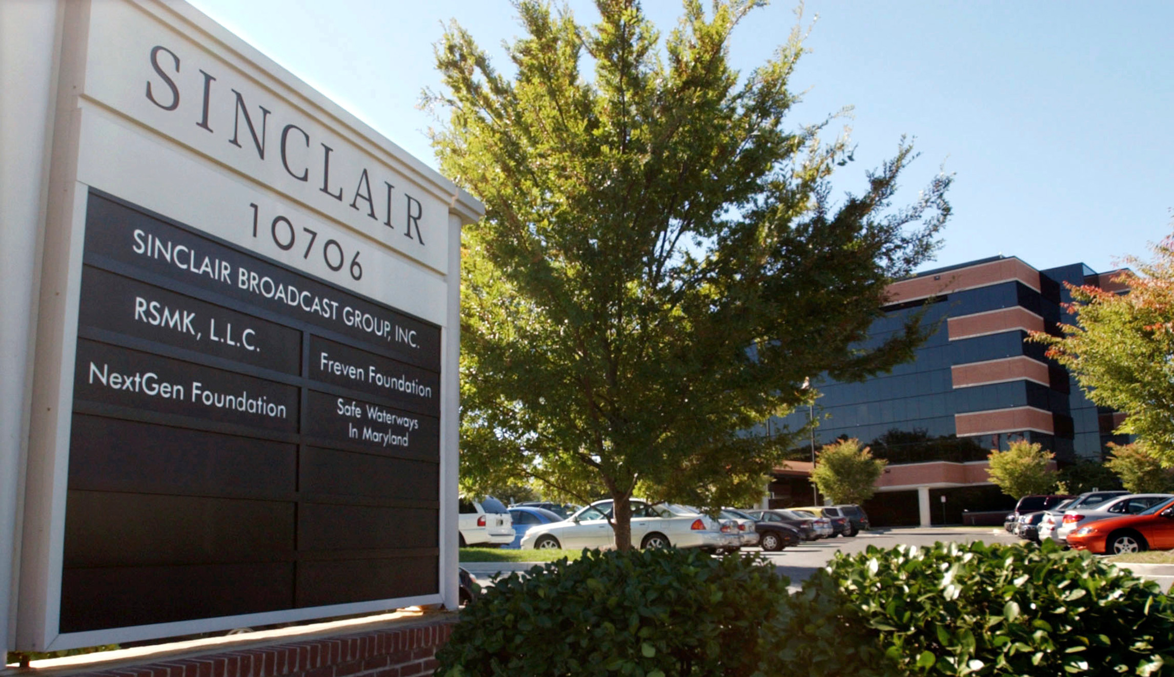 Tribune seeks $1 billion from ex-suitor Sinclair after FCC derails deal
