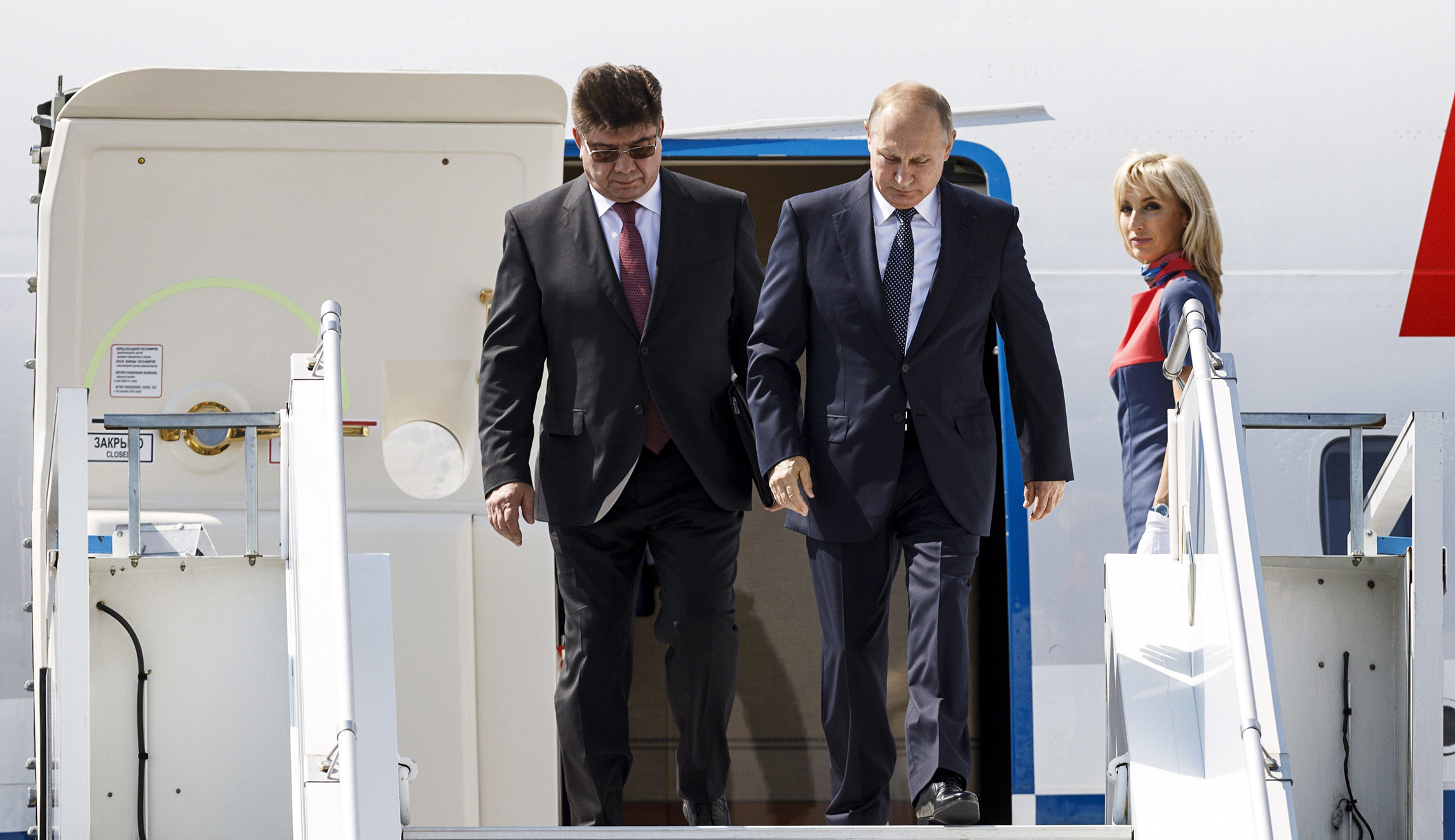 Putin over an hour late to summit with Trump