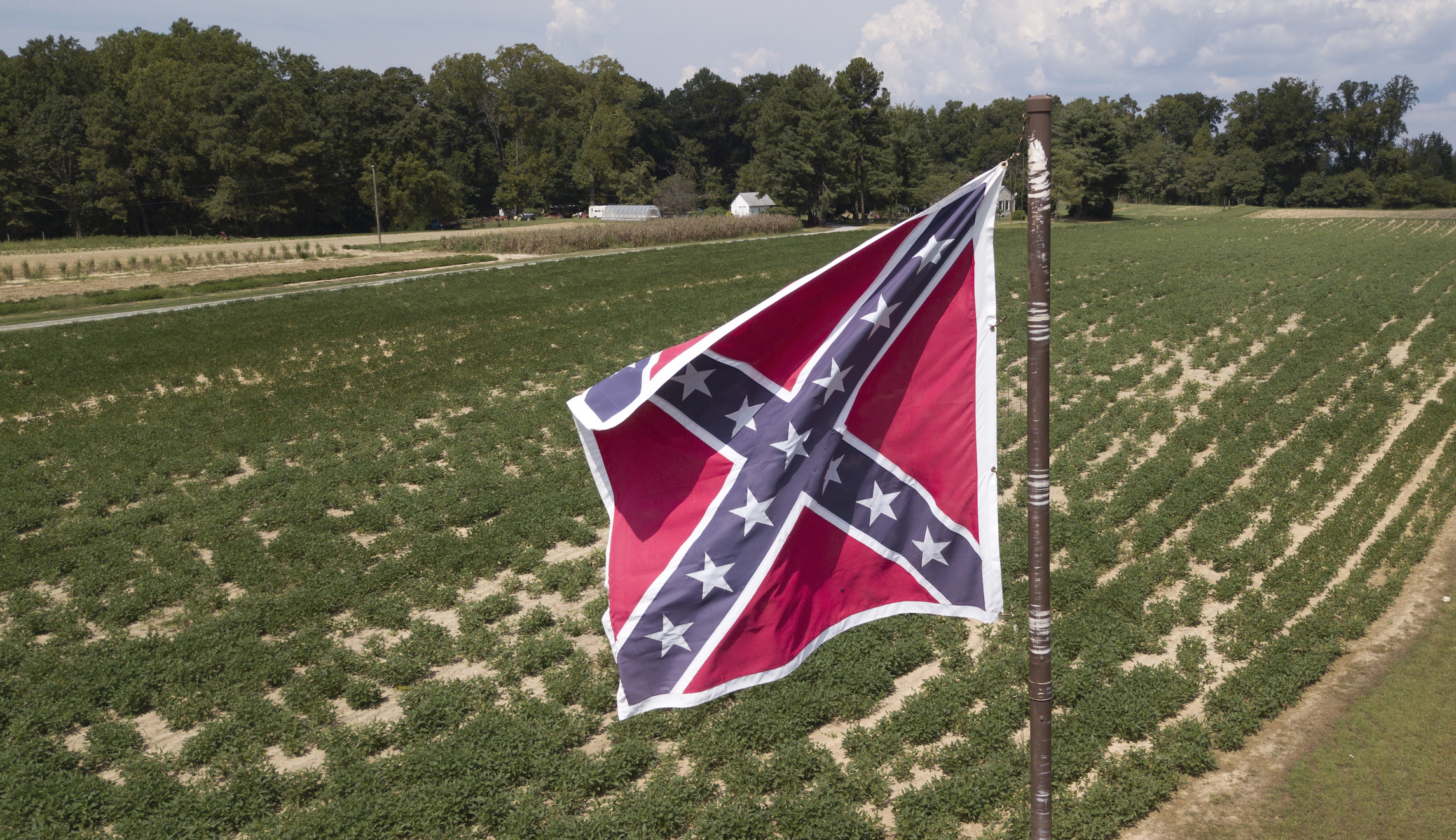 Pentagon drafting policy to bar Confederate flags on military bases