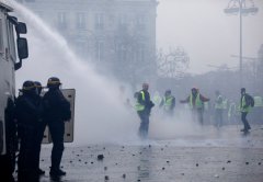 Violent protest engulfs central Paris; worst riot in decade