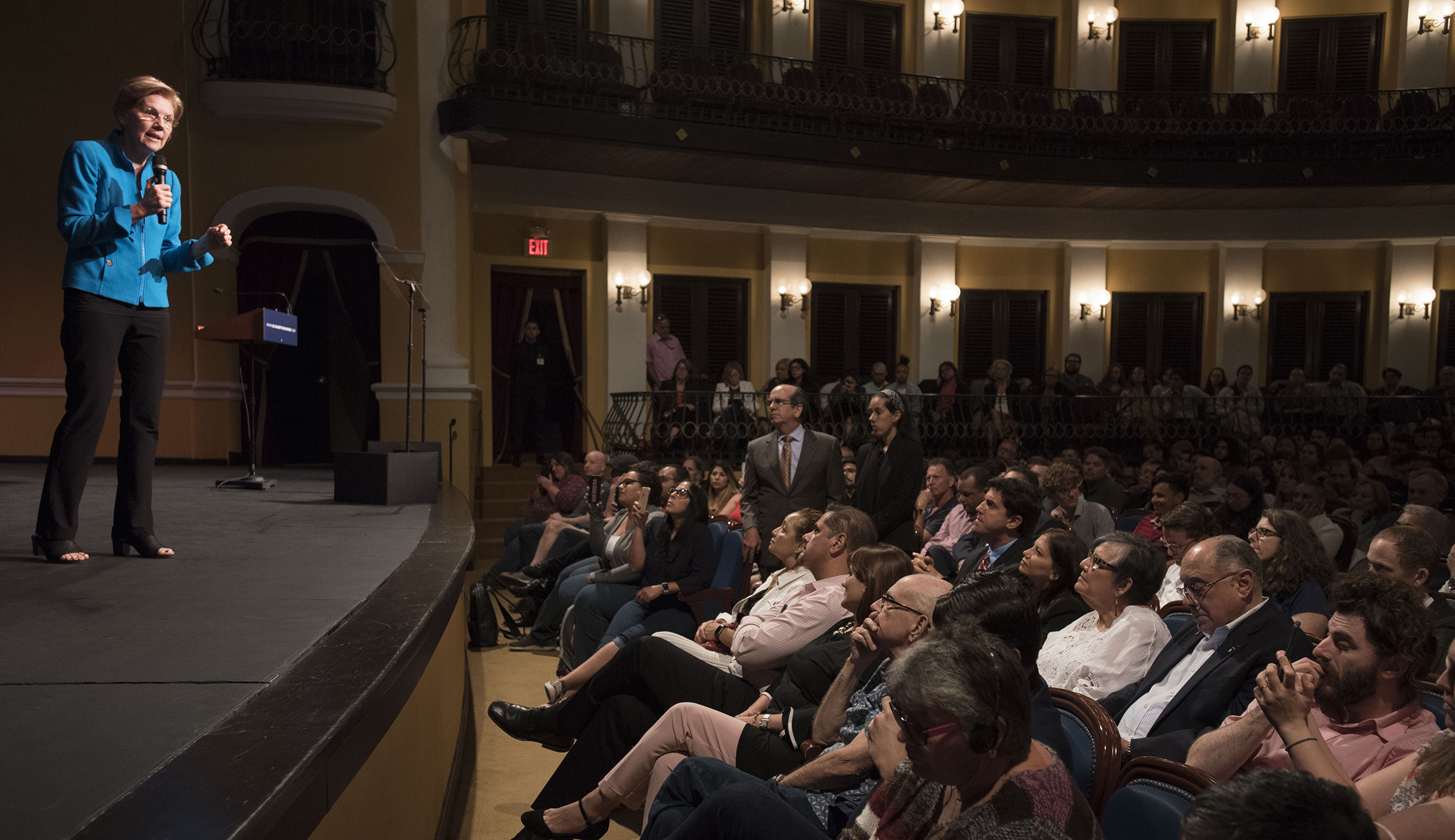 ‘It’s just not going to play’: Warren disappoints Puerto Rico Democrats by dodging statehood question