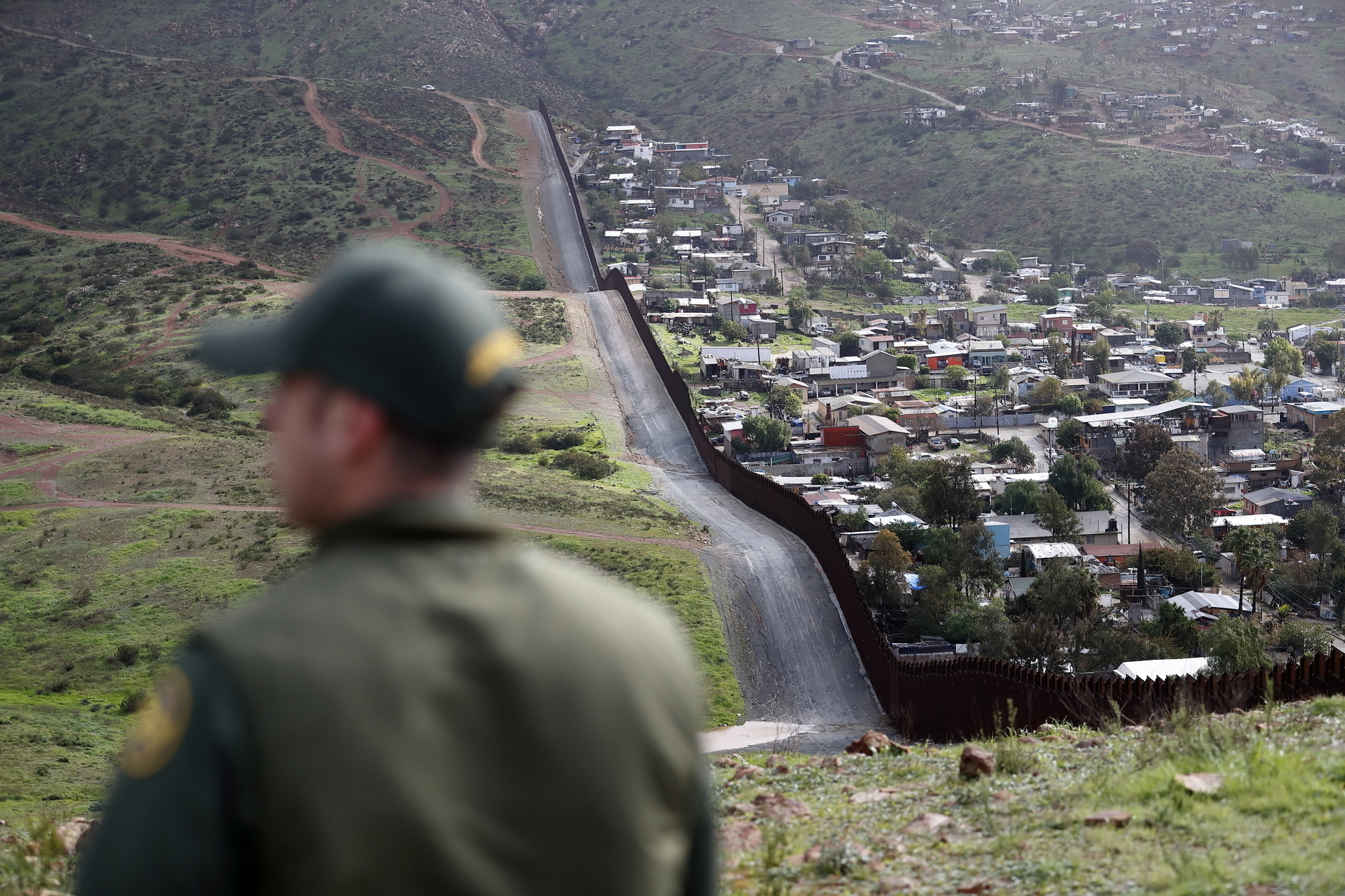 Off-duty Border Patrol agent encounters armed smugglers while fishing with family